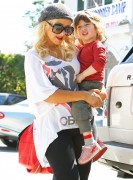 Кристина Агилера (Christina Aguilera) At son Max's Santa Monica preschool in Los Angeles April 1, 2011 - 8xHQ 4bae43210988859
