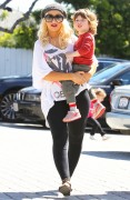 Кристина Агилера (Christina Aguilera) At son Max's Santa Monica preschool in Los Angeles April 1, 2011 - 8xHQ 73d431210988504