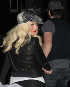 Кристина Агилера (Christina Aguilera) Attends The Linda Perry Show at The Roxy in Los Angeles, CA - April 21, 2011 - 12xHQ 7cdfeb210987842