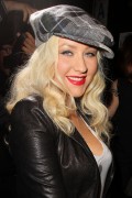 Кристина Агилера (Christina Aguilera) Attends The Linda Perry Show at The Roxy in Los Angeles, CA - April 21, 2011 - 12xHQ Dc4c0a210988141