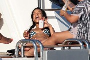 Рианна (Rihanna) на отдыхе в Ст.Тропе, 21.07.12 (19xHQ) 0105e4218732314