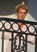 Бритни Спирс (Britney Spears) курит на балконе (12xHQ) 4eb658218762741