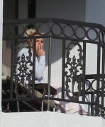 Бритни Спирс (Britney Spears) курит на балконе (12xHQ) 8974f5218762820