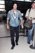 Дэвид Бекхэм (David Beckham) 2009-11-30 at LAX Airport - 4хHQ 38dd05219222837