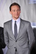 Том Хиддлстон (Tom Hiddleston) на премьере фильма The Avengers в Лос Анжелесе, 11.04.12 (8xHQ) 589d0f220143732