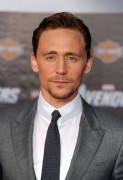 Том Хиддлстон (Tom Hiddleston) на премьере фильма The Avengers в Лос Анжелесе, 11.04.12 (8xHQ) Fe14f0220143526