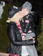 Кристина Агилера (Christina Aguilera) leaving The Barn restaurant in NJ, 01.01. 2012 (11xHQ) B5434b221291017
