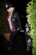 Кристина Агилера (Christina Aguilera) leaving The Barn restaurant in NJ, 01.01. 2012 (11xHQ) F5dc50221291814