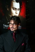 Джонни Депп (Johnny Depp) на премьере Sweeney Todd The Demon Barber of Fleet Street (19xHQ) D0ef0c223467142