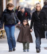 Мег Райан (Meg Ryan) her daughter Daisy spotted out in New York,17.03.10 - 12xHQ 4d6698223624854