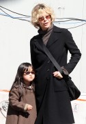 Мег Райан (Meg Ryan) her daughter Daisy spotted out in New York,17.03.10 - 12xHQ A1072f223624778