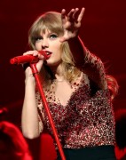 Тейлор Свифт (Taylor Swift) performs Onstage during KIIS FM's 2012, Live, 01.12.12 - 149xHQ Bdc088223668340