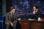 Роберт Паттинсон (Robert Pattinson) Late Night With Jimmy Fallon, 08.11.12 (36xHQ) 3abe4b237771141