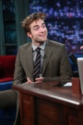 Роберт Паттинсон (Robert Pattinson) Late Night With Jimmy Fallon, 08.11.12 (36xHQ) 94f5f9237770931
