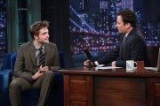 Роберт Паттинсон (Robert Pattinson) Late Night With Jimmy Fallon, 08.11.12 (36xHQ) B634c4237771205