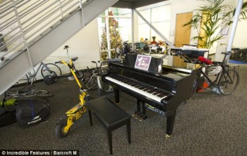 Hobi bermain piano? Di dalam kantor juga tersedia sebuah grand piano bagi karyawan yang berminat memainkannya / Incredible Features Hobi bermain piano? Di dalam kantor juga tersedia sebuah grand piano bagi karyawan yang berminat memainkannya / Incredible Features