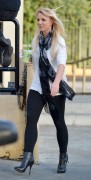 Бритни Спирс (Britney Spears) Visits Starbucks in Hollywood - 03.12.12 - 13хНQ B84dfe280078373