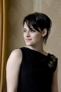 Кристен Стюарт (Kristen Stewart) New Moon press portraits photoshoot (2009) (5xHQ) 66752a285977427