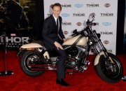Том Хиддлстон (Tom Hiddleston) на премьере фильма Тор Царство тьмы в Америке, 04.11.13 - 39xHQ 377fb8286981758