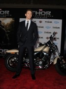 Том Хиддлстон (Tom Hiddleston) на премьере фильма Тор Царство тьмы в Америке, 04.11.13 - 39xHQ Deff3b286982079