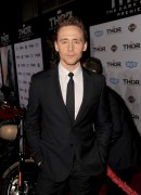 Том Хиддлстон (Tom Hiddleston) на премьере фильма Тор Царство тьмы в Америке, 04.11.13 - 39xHQ E27039286982029