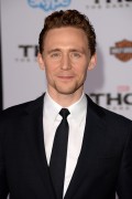 Том Хиддлстон (Tom Hiddleston) на премьере фильма Тор Царство тьмы в Америке, 04.11.13 - 39xHQ F64ce0286981859