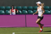 Каролин Возняцки (Caroline Wozniacki) training at 2012 Olympics in London (27xHQ) 3cc4d5287475261