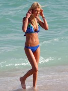 Тара Рид (Tara Reid) Enjoys a beach day with a male friend in Miami (November 24, 2013) (61xHQ) 0d44d3291361436