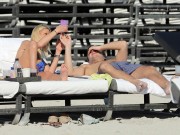 Тара Рид (Tara Reid) Enjoys a beach day with a male friend in Miami (November 24, 2013) (61xHQ) Caeb5e291361409