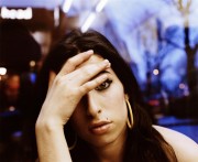 Эми Уайнхаус (Amy Winehouse) Jake Chessum Photoshoot, 2003 - 1xHQ 31a00e291786698