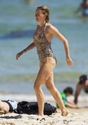 Наоми Уоттс (Naomi Watts) wearing a swimsuit at a beach in Australia,16.12.13 (72xHQ) 061791296579942