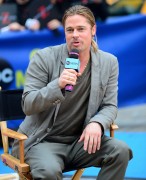 Брэд Питт (Brad Pitt) Appears on Good Morning America Show at ABC Studios in Times Square in NYC (June 17, 2013) - 34xHQ 753c71299066518