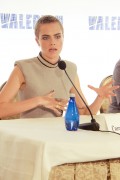 Кара Делевинь (Cara Delevingne) 'Valerian and the City of a Thousand Planets' Press Conference (Four Seasons Hotel, California, June 30, 2017) B50cbf556136103