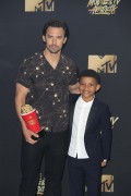 Майло Вентимилья (Milo Ventimiglia) MTV Movie And TV Awards in Los Angeles, 07.05.2017 (66хHQ) 6db62b558929723